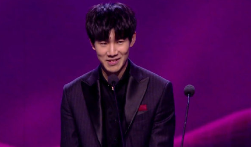 尼费斯和他 尼费斯和他